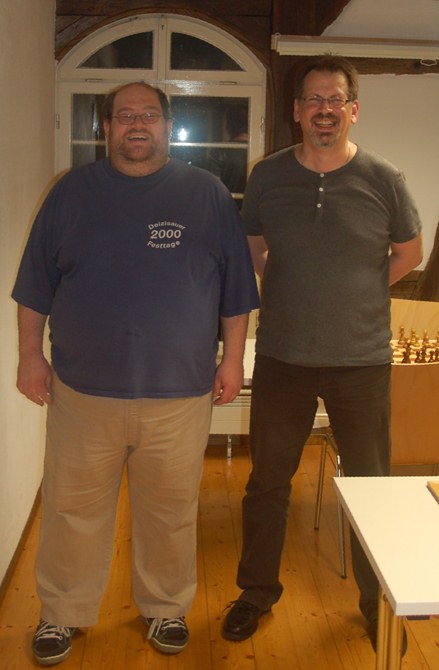 Turnierleiter Stefan Späth (li) mit Turniersieger Sascha Mareck